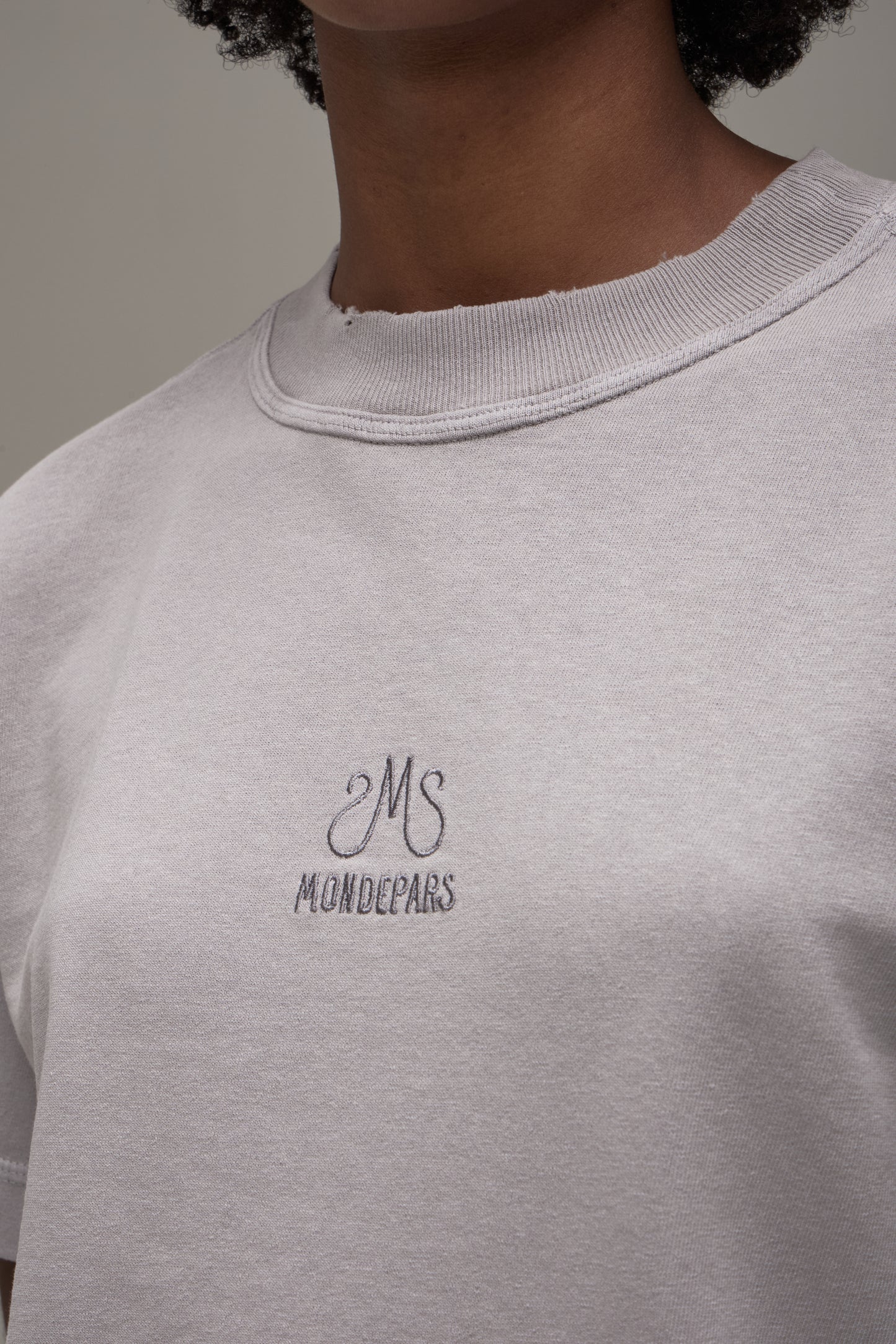 LIGHT GRAY MONDEPARS LOGO T-SHIRT